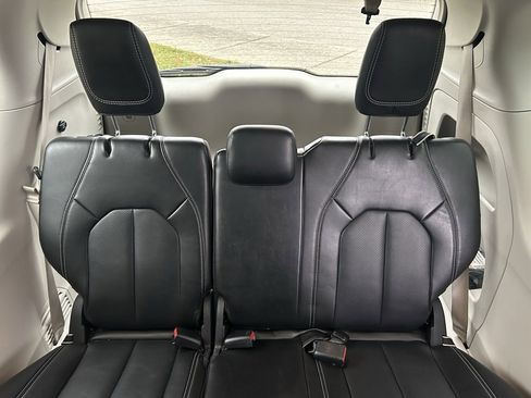 Used 2024 Chrysler Pacifica Touring-L image 18