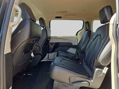 Used 2023 Chrysler Pacifica Touring-L FWD image 15
