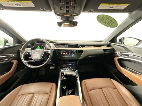 Used 2024 Audi Q8 e-tron Premium image 3