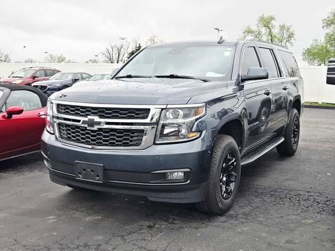 Used 2020 Chevrolet Suburban LT w/ Luxury Package image 4