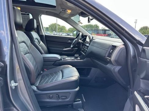 Used 2024 Nissan Pathfinder Platinum w/ Lighting Package (N92) AWD/4WD image 30