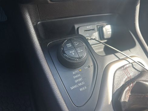 Used 2014 Jeep Cherokee Trailhawk w/ Comfort/Convenience Group image 11