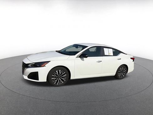 Used 2025 Nissan Altima 2.5 SV FWD image 8
