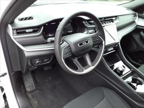 Used 2024 Jeep Grand Cherokee Laredo X w/ Luxury Tech Group I AWD/4WD image 6