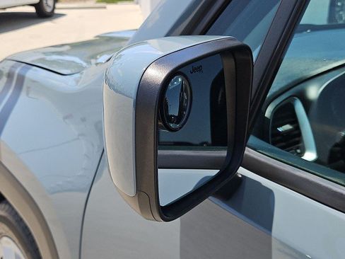Used 2018 Jeep Renegade Latitude w/ UConnect 8.4 Nav Group FWD image 20