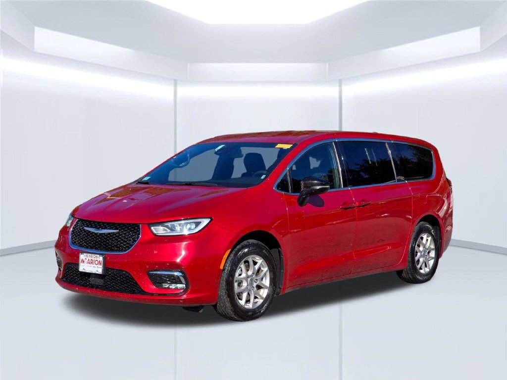 Used 2025 Chrysler Pacifica Select FWD image 2