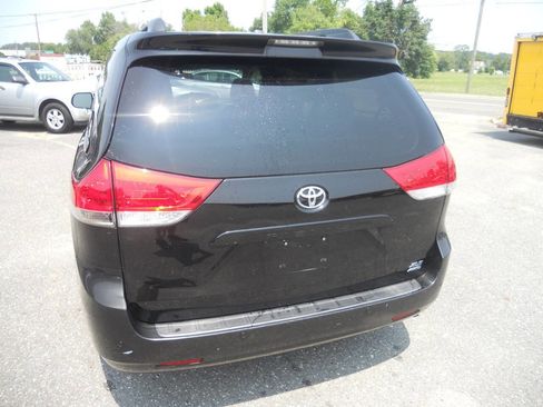 Used 2012 Toyota Sienna XLE w/ XLE Navigation Pkg image 11