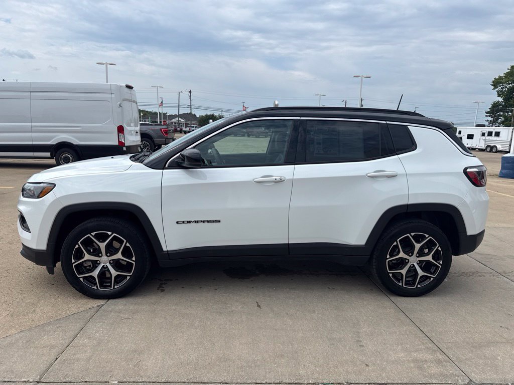 Used 2024 Jeep Compass Limited AWD/4WD image 3