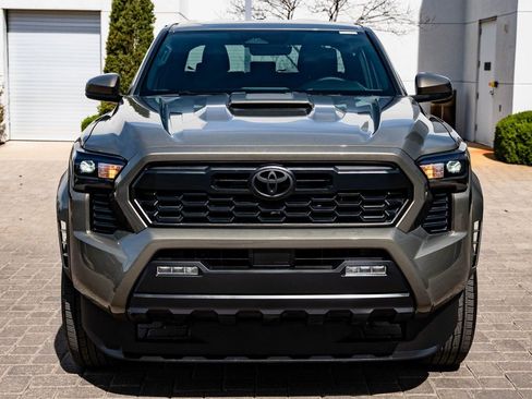 Used 2025 Toyota Tacoma TRD Sport AWD/4WD image 2