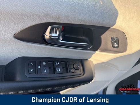 Used 2023 Chrysler Pacifica Touring-L image 15