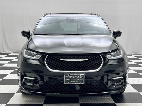 Used 2025 Chrysler Pacifica Select image 3