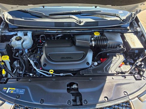 Used 2024 Chrysler Pacifica Touring-L FWD image 31