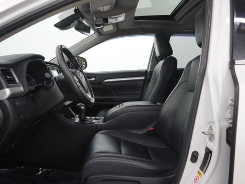 Used 2019 Toyota Highlander XLE AWD/4WD image 24