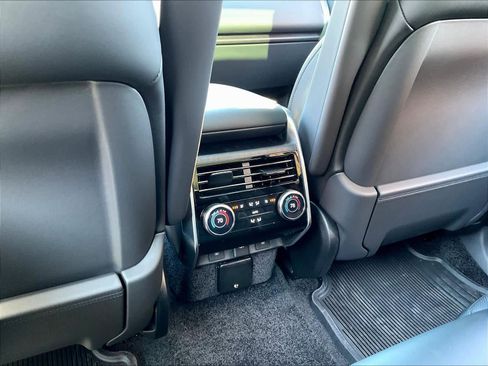 New 2025 Land Rover Range Rover Long Wheelbase SE image 16