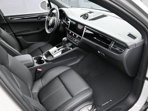 Certified 2026 Porsche Macan AWD/4WD image 31