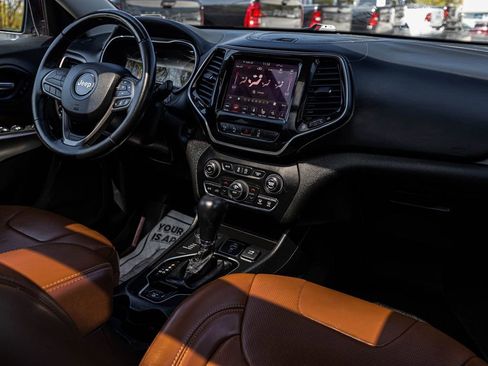 Used 2019 Jeep Cherokee Overland w/ Technology Group AWD/4WD image 32