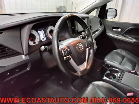 Used 2016 Toyota Sienna SE w/ SE Preferred Package FWD image 11