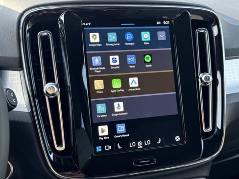 Used 2024 Volvo XC40 B5 Core image 4