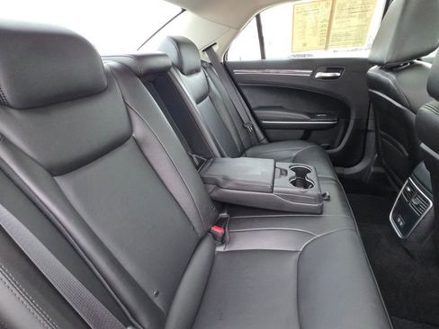 Used 2019 Chrysler 300 Touring w/ Quick Order Package 2EF RWD image 14