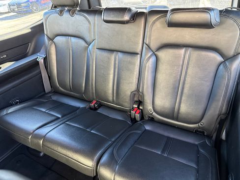 Used 2024 Jeep Wagoneer Series II w/ Flexible Seating Group image 18