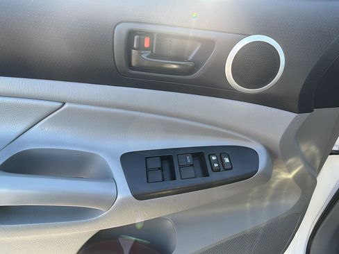 Used 2012 Toyota Tacoma 4x4 Double Cab w/ TRD Off-Road Pkg image 25