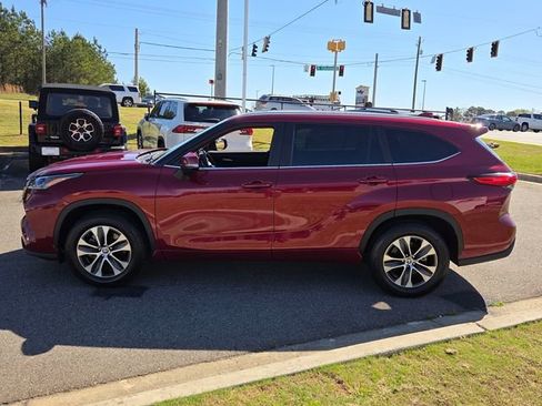 Used 2023 Toyota Highlander XLE image 4