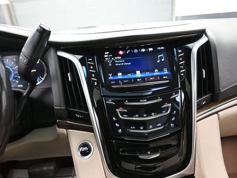 Used 2019 Cadillac Escalade Luxury AWD/4WD image 10