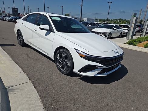 New 2025 Hyundai Elantra Limited image 3