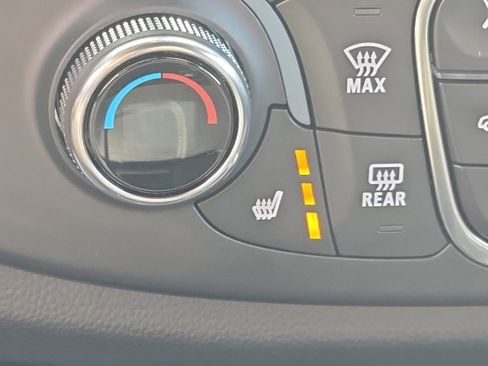 Used 2023 Chevrolet Traverse LT image 10