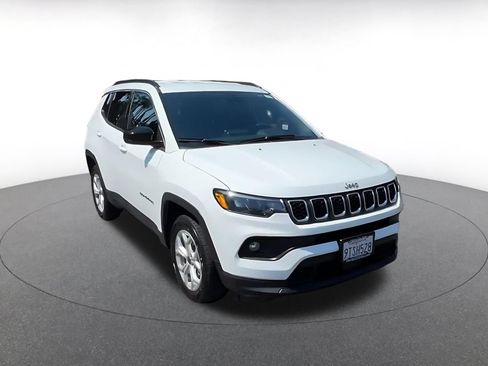 Used 2025 Jeep Compass Latitude AWD/4WD image 3