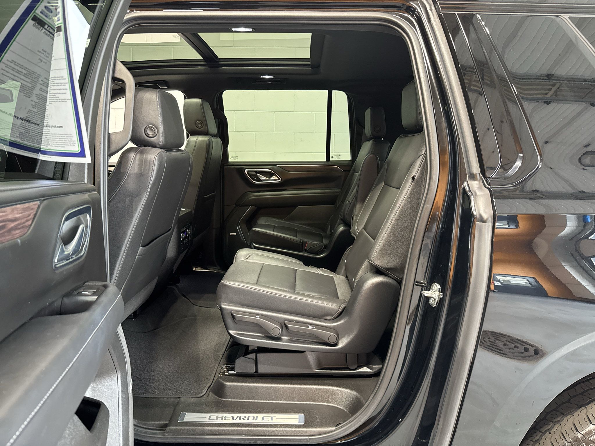 Used 2023 Chevrolet Suburban Z71 w/ Luxury Package AWD/4WD image 10