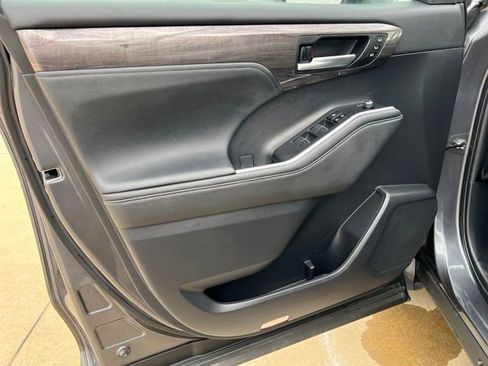Used 2023 Toyota Highlander L image 10