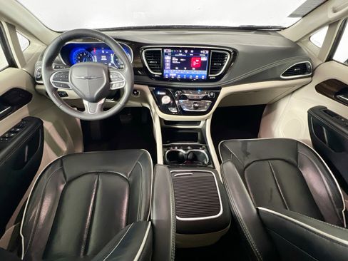 Used 2023 Chrysler Pacifica Limited FWD image 30