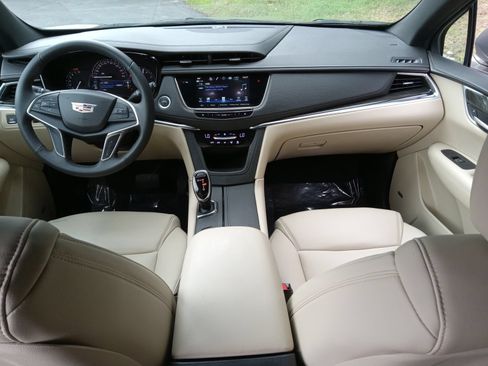 Used 2018 Cadillac XT5 FWD image 16
