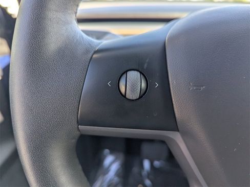 Used 2022 Tesla Model Y Long Range image 28