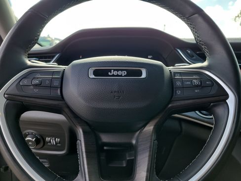 Used 2022 Jeep Grand Cherokee L Limited AWD/4WD image 18