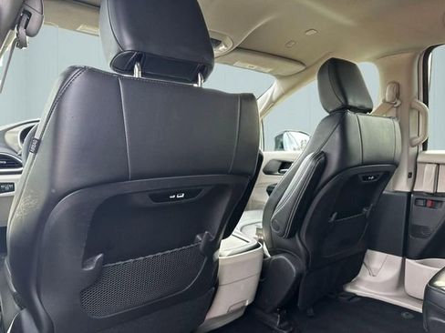Used 2024 Chrysler Pacifica Limited FWD image 24