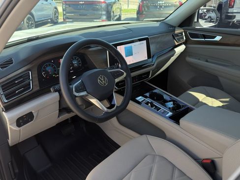 Used 2024 Volkswagen Atlas SE w/ Panoramic Sunroof Package FWD image 23