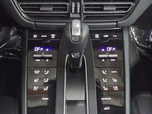 Certified 2025 Porsche Macan AWD/4WD image 19