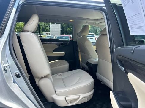Used 2024 Toyota Highlander Platinum FWD image 21