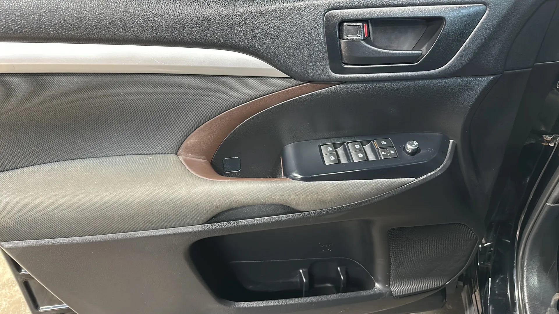 Used 2019 Toyota Highlander LE AWD/4WD image 10