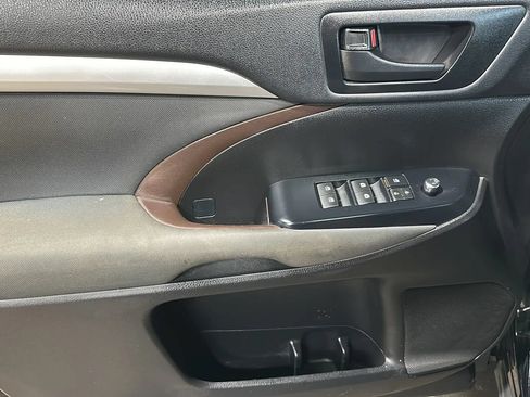 Used 2019 Toyota Highlander LE AWD/4WD image 10