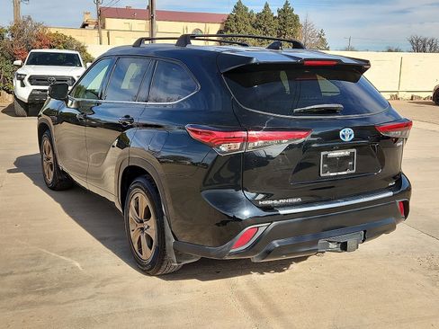 Used 2022 Toyota Highlander Bronze Edition image 3