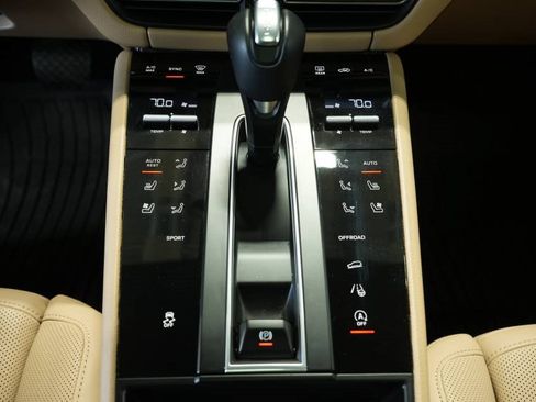 Used 2025 Porsche Macan image 23