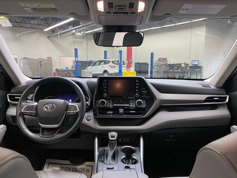 Used 2022 Toyota Highlander XLE image 19