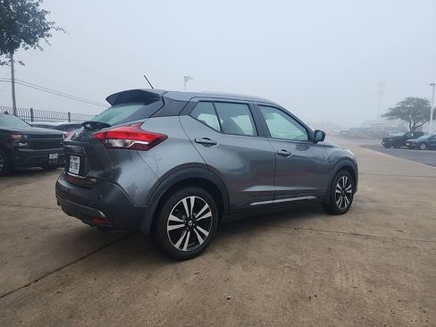 Used 2020 Nissan Kicks SR image 3