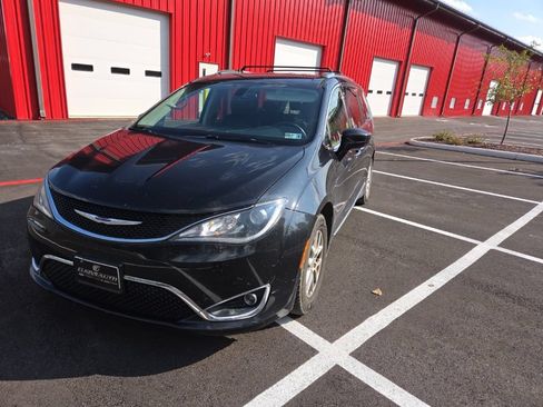 Used 2020 Chrysler Pacifica Touring-L FWD image 3