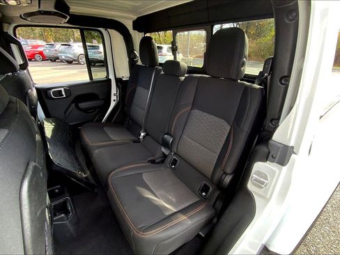 Certified 2022 Jeep Gladiator Mojave w/ Cold Weather Group image 18