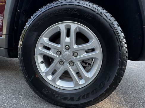 Used 2025 Jeep Grand Cherokee Laredo RWD image 21