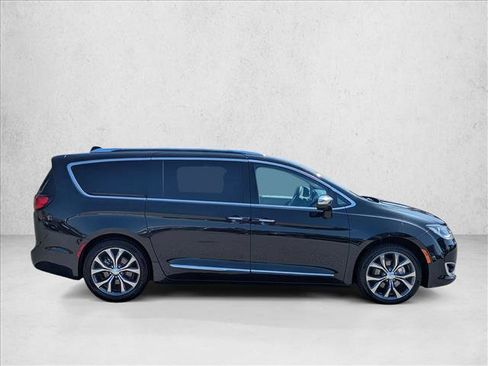 Used 2017 Chrysler Pacifica Limited w/ UConnect Theater Package FWD image 4